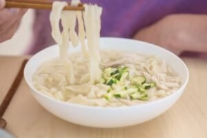 Cara Menyajikan Kalguksu Ayam Hangat Dan Nikmat: 