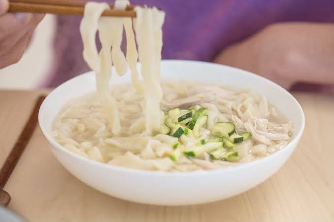 Cara Menyajikan Kalguksu Ayam Hangat Dan Nikmat: